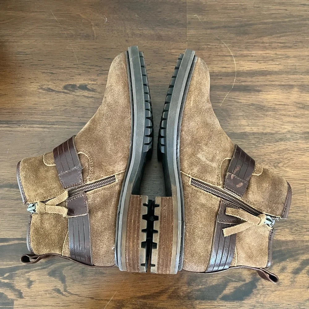 Sofft Lavina Belted Buckle Ankle Western Cowgirl Booties Siena Brown Suede 6.5
